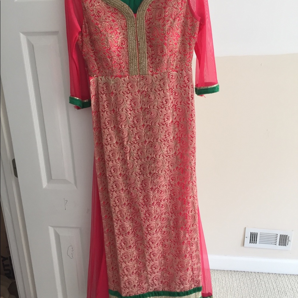 Long dress with beautiful color contrast